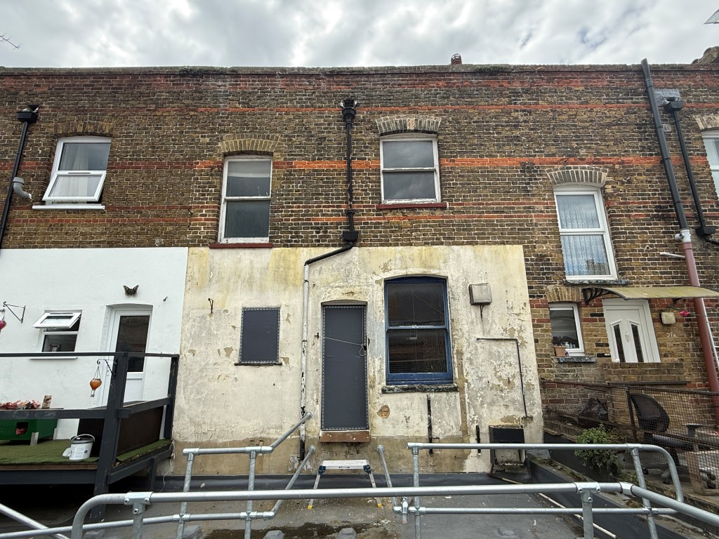Lot: 40 - THREE-BEDROOM MAISONETTE FOR COMPLETE REFURBISHMENT - Entrance to property